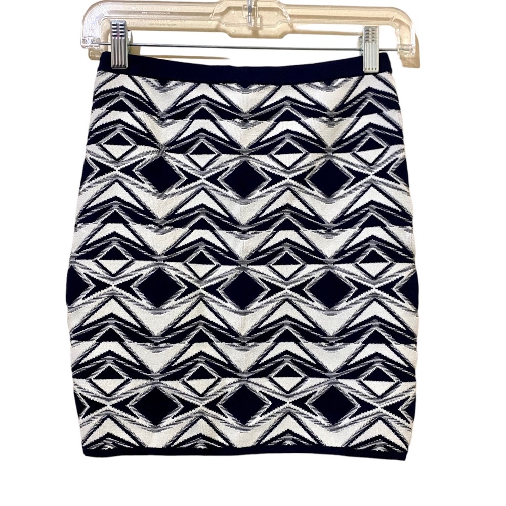 Geometric white and navy knit mini skirt
